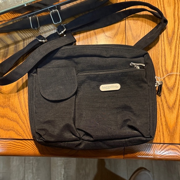Baggallini Handbags - Baggallini Black Messenger Bag